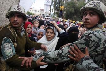 Army and police protect churches from being attacked by Morsy's supporters